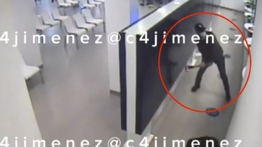 VIDEO: con un mazo, ladrones revientan las ventanillas de un banco para robarlo