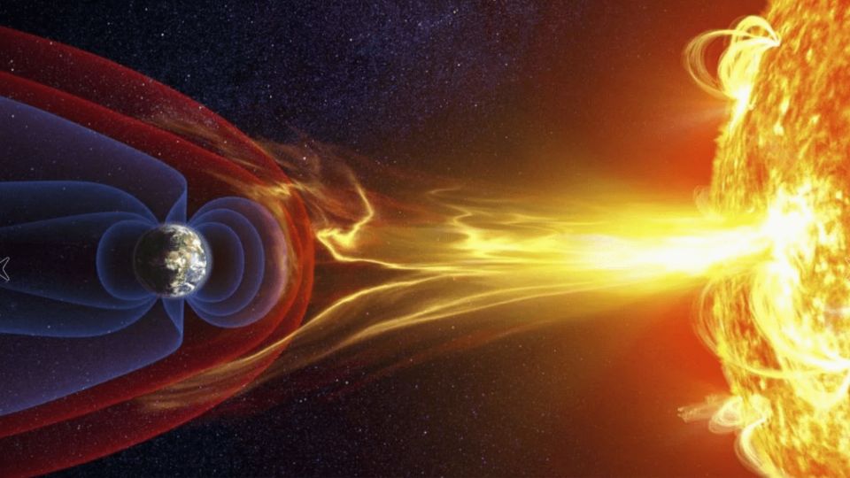 Finalmente las tormentas geomagnéticas pueden intensificar y expandir las auroras boreales y australes, también conocidas como luces del norte y del sur, respectivamente.