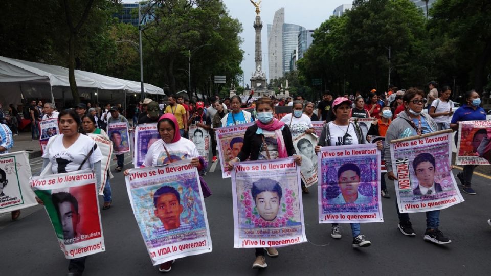 Marcha en el marco del noveno aniversario de la desaparición forzada de los 43 normalistas de Ayotzinapa, Guerrero del Ángel de la Independencia al Hemiciclo a Juárez