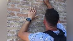 VIDEO: turista enamorado raya el nombre de su novia y el suyo en pared milenaria del Coliseo en Roma