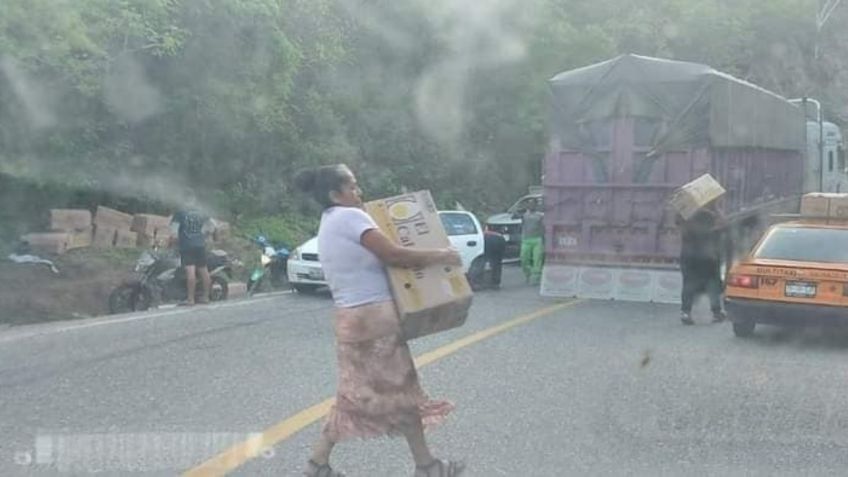 Oaxaca: habitantes rapiñan huevos de un camión que volcó en la carretera