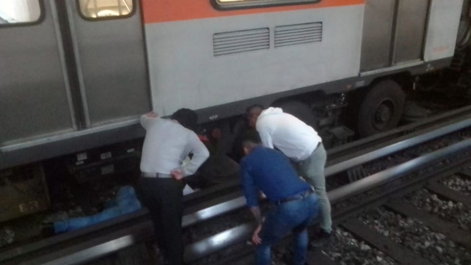 Paramédicos y personal de Seguridad Industrial del Metro rescataron a la joven.