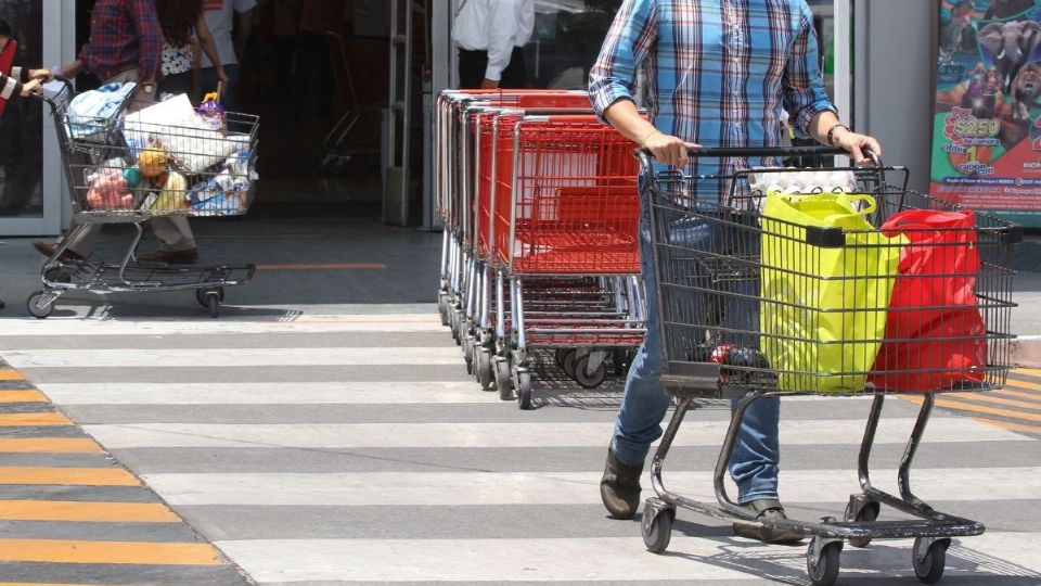 Los precios van desde los 11 pesitos con los tomates y los 79 por el kilo de carne.