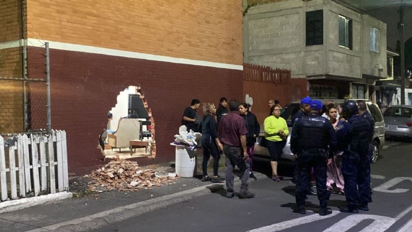 Accidente en Azcapotzalco: camioneta pierde el control y tira el muro de un consultorio en El Rosario