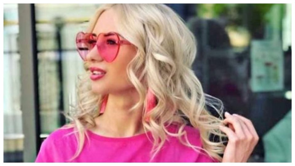 El cabello, el maquillaje, la ropa y los accesorios deben ir en el color favorito de Barbie.