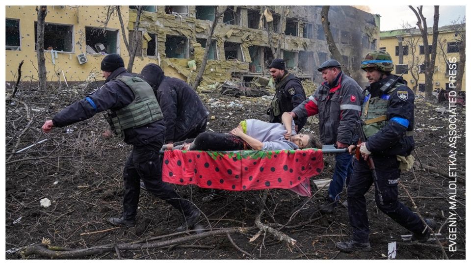 Foto del año. Ataque aéreo al hospital de maternidad de Mariúpol. Evgeniy Maloletka, para Associated Press