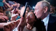 Vladimir Putin se da un "baño de pueblo" y exhiben cómo lo acosan las personas