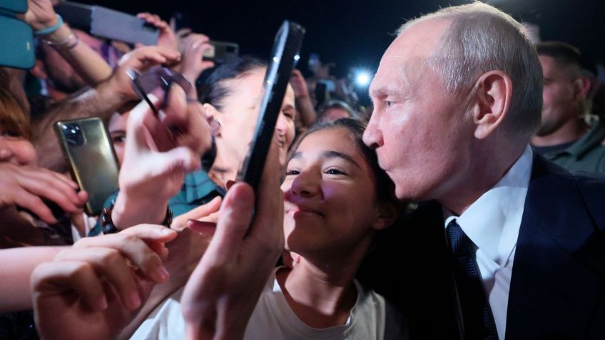 Vladimir Putin se da un "baño de pueblo" y exhiben cómo lo acosan las personas