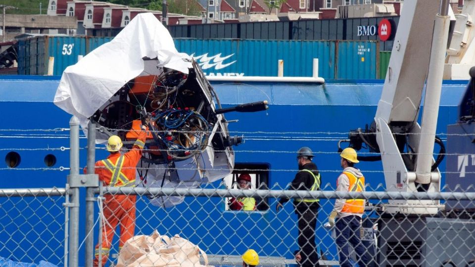 Los restos del sumergible Titán, recuperados del fondo del océano cerca del naufragio del Titanic, son descargados del barco Horizon Arctic.