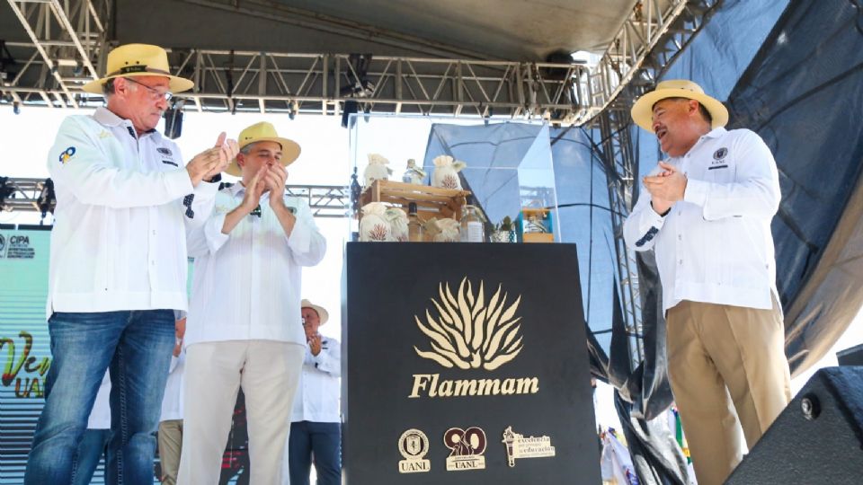 En el marco del 90 aniversario de la Universidad, se presentó su nueva bebida, el mezcal Flammam