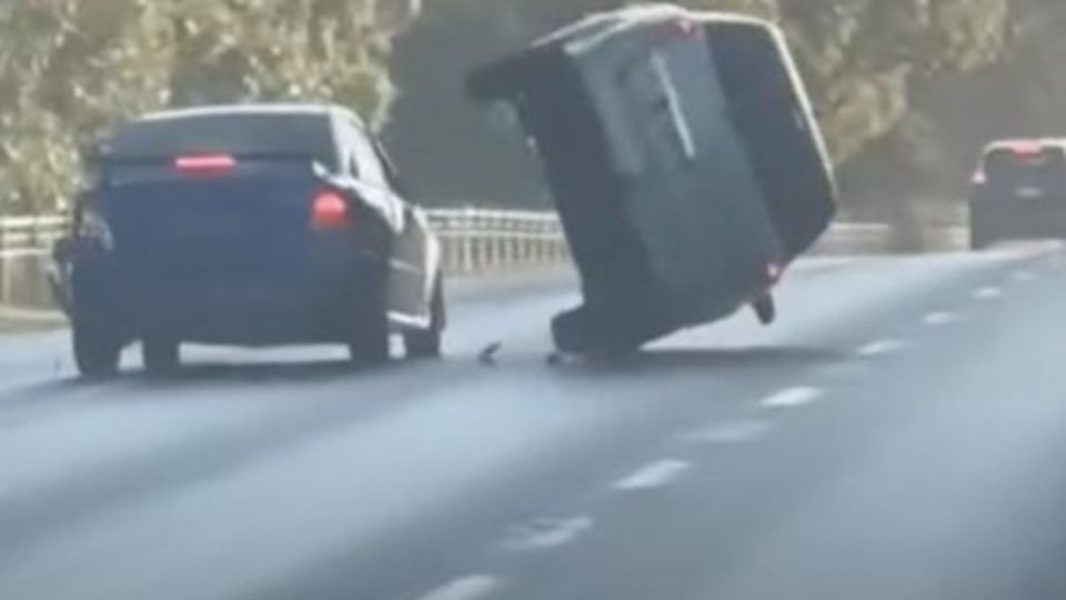 Tras presuntamente mostrar el cuchillo, el conductor del sedán, quien también se encontraba fuera de su vehículo en ese momento, emprendió una huida apresurada.