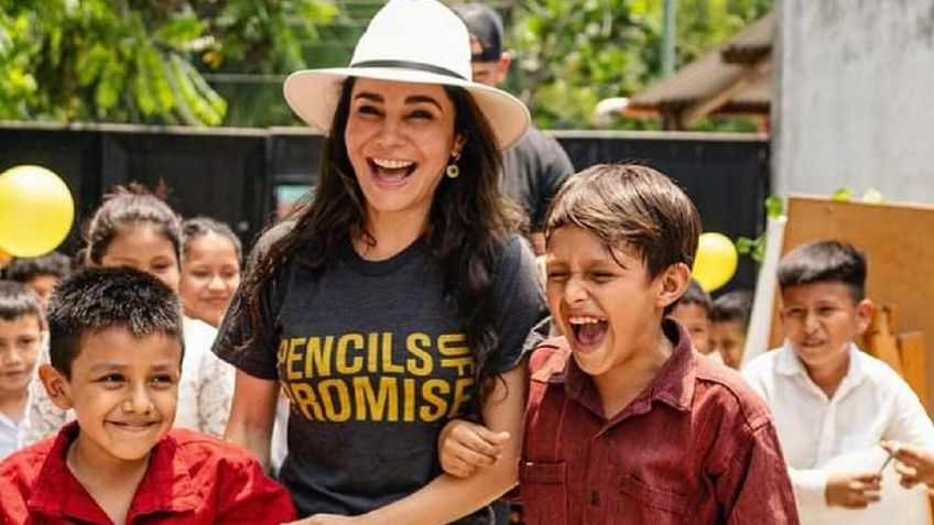 FOTOS | Martha Higareda ayuda a niños y maestros de bajos recursos para que puedan seguir estudiando