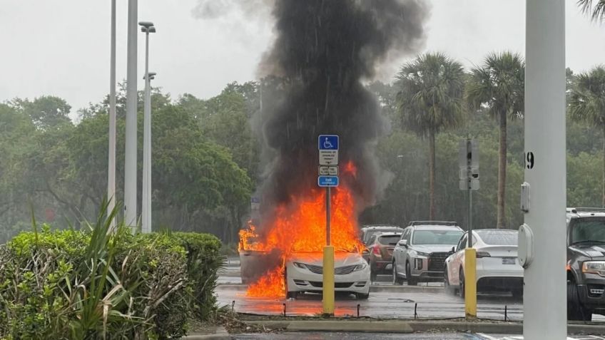 Madre dejó a sus hijos para robar y su auto se incendia con los niños adentro