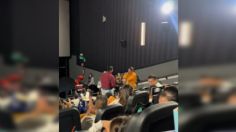 VIDEO: hombre le pide matrimonio a su novia en sala de cine