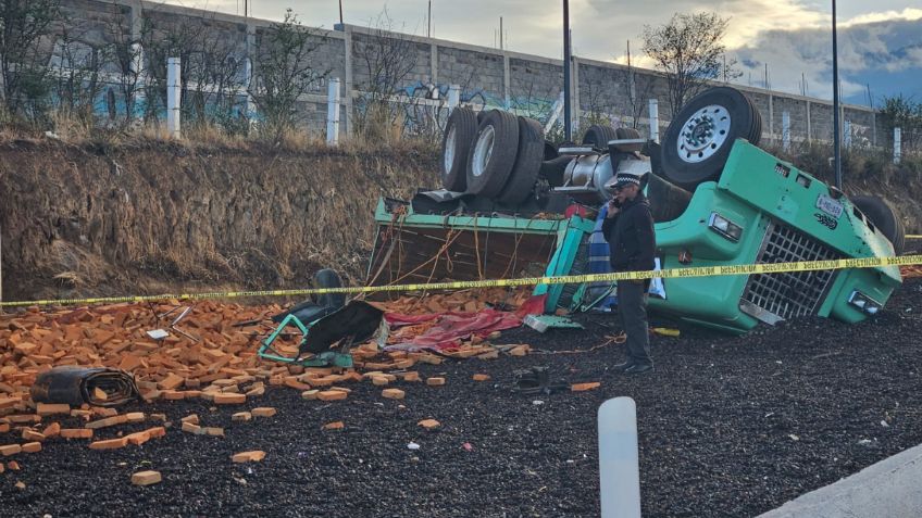 Muere el conductor de un camión de ladrillos tras volcadura en la México-Puebla