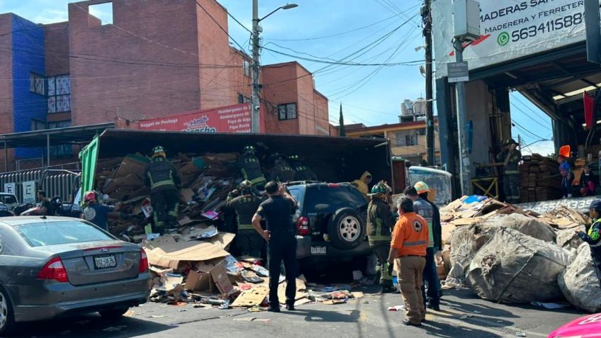 Caos en avenida Centenario: vuelca un camión con cartón y provoca el cierre de dos carriles