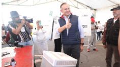 Raymundo Martínez Carbajal, presidente municipal de Toluca, acude a votar a su casilla