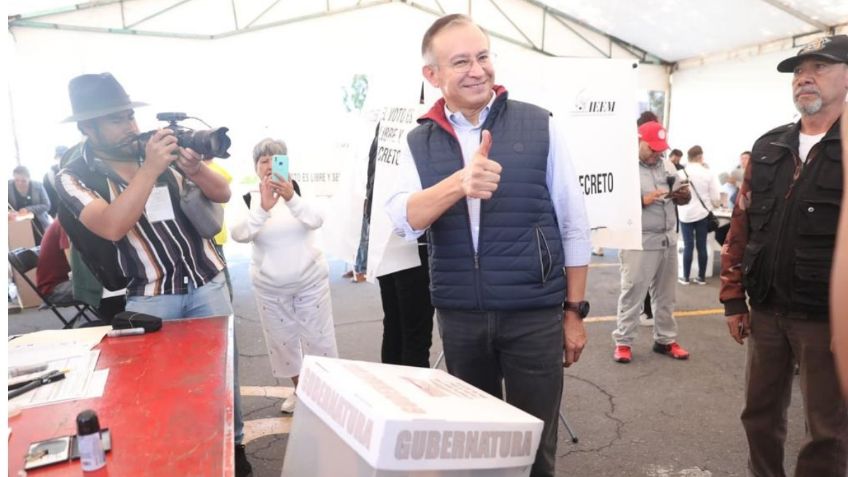 Raymundo Martínez Carbajal, presidente municipal de Toluca, acude a votar a su casilla