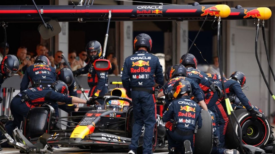 El piloto mexicano de Red Bull, Sergio Pérez, cambia neumáticos durante la carrera del Gran Premio de España de Fórmula Uno en el Circuito de Cataluña el 4 de junio de 2023 en Montmeló, en las afueras de Barcelona.