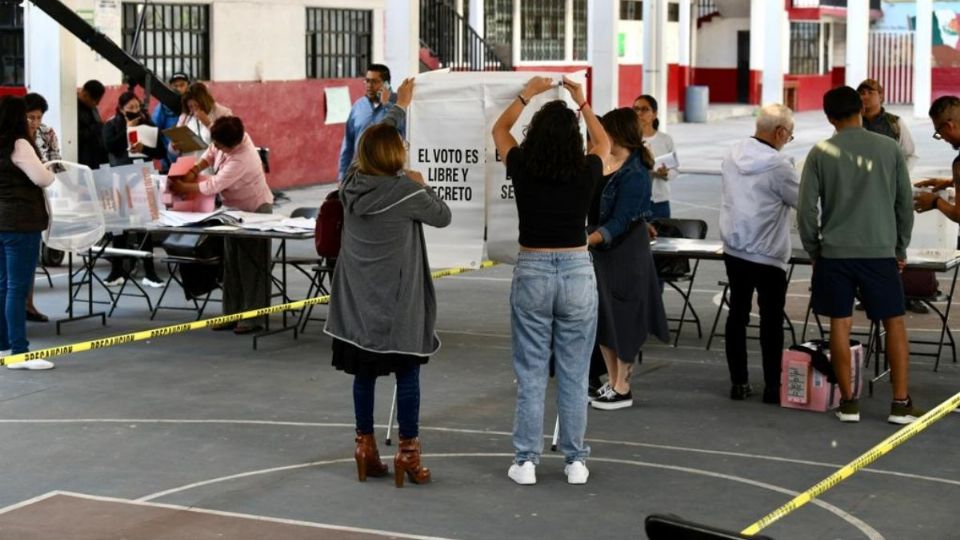 Ciudadanas instalan las casillas en el Estado de México.