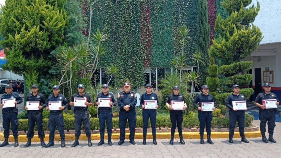 Elementos de la Policía Auxiliar de Michoacán con sus reconocimientos