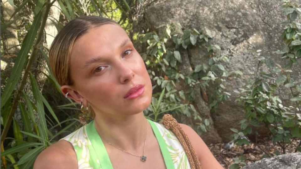 Millie Bobby Brown arrasa con elegante conjunto bohemio para su fiesta de compromiso