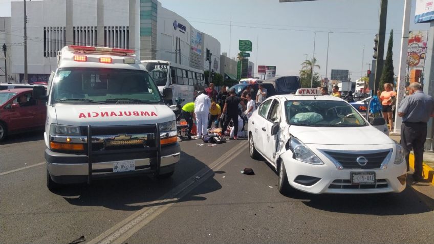 Muere motociclista tras participar en un fuerte accidente contra un taxi