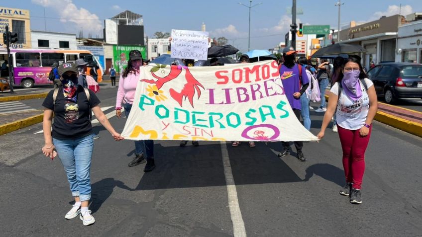 "No nos interesa ser amigas de ellos": alumnas marchan contra el acoso de sus maestros