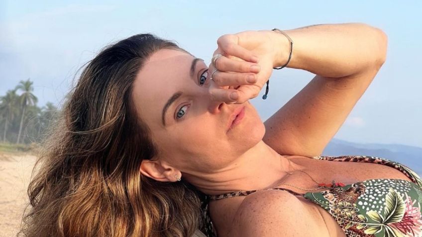 Dominika Paleta tiene el bikini con estampado tropical que ayuda a rejuvenecer después de los 50 años