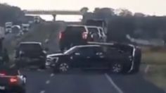 VIDEO: ladrones armados cierran la carretera y le roban las camionetas a un tráiler nodriza