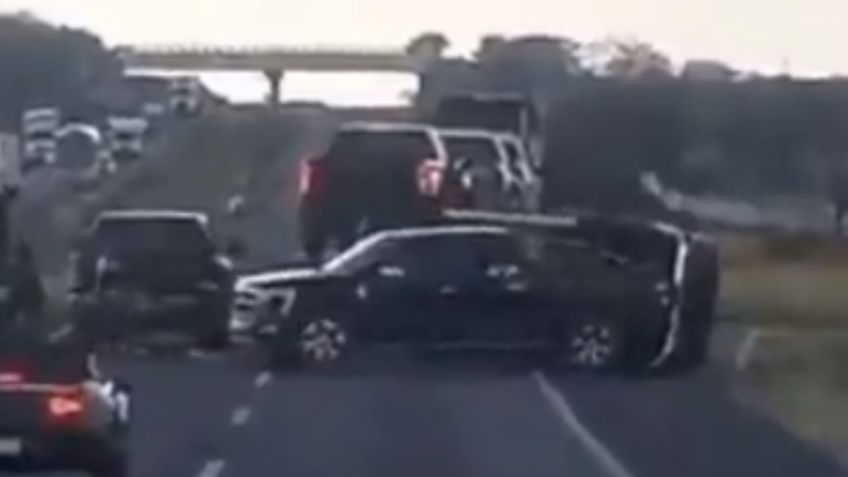 VIDEO: ladrones armados cierran la carretera y le roban las camionetas a un tráiler nodriza