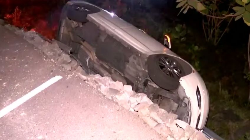 Un auto de lujo pierde el control y cae en un desnivel sobre Periférico Sur