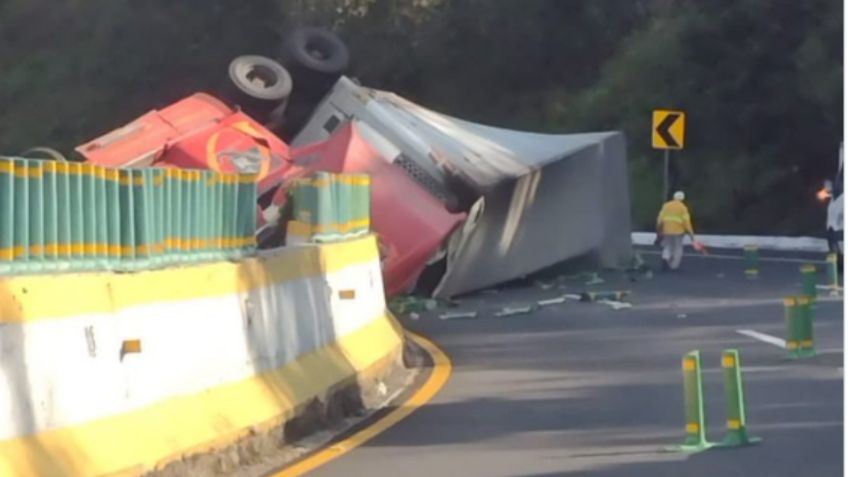 Colapsa la autopista México-Cuernavaca tras volcadura de tráiler en La Pera