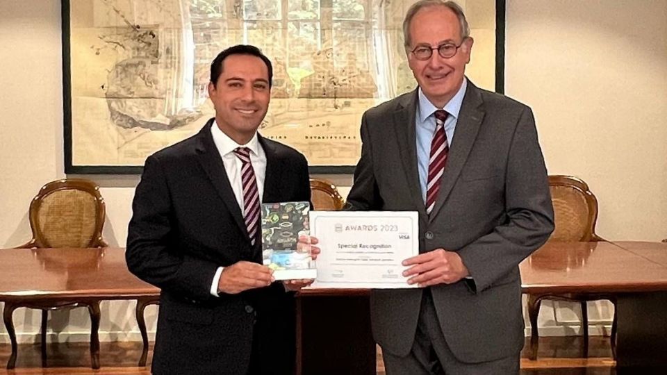 Mauricio Vila Dosal recibió lla distinción como una de las mejores prácticas, por parte de Pere Calvet, Presidente Honorífico de UITP a nivel mundial