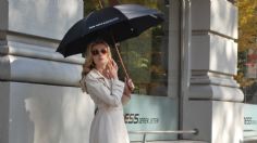 ¿Cómo vestir para los días de lluvia? 7 looks chic para el 2023