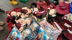 Peluches, banderas y hasta calcetines: así se vivió la venta de productos no oficiales de AMLO