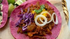 Crean los tacos "Barbie" con todo y tortilla rosa: ¿de qué están hechos y dónde comerlos?