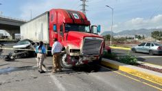 Muere chofer tras impactar su coche contra un tráiler, iba en sentido contrario