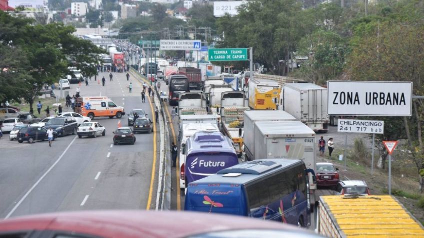 Manifestantes bloquean en ambos sentidos la carretera Chilpancingo-Acapulco, ¿hay paso en la Autopista del Sol?