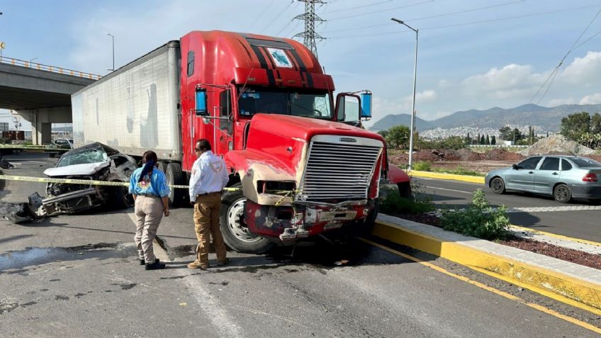 Muere chofer tras impactar su coche contra un tráiler, iba en sentido contrario