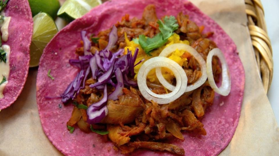 Las tortillas rosas son el resultado de la mezcla entre la tradicional masa de maíz y el betabel licuado.