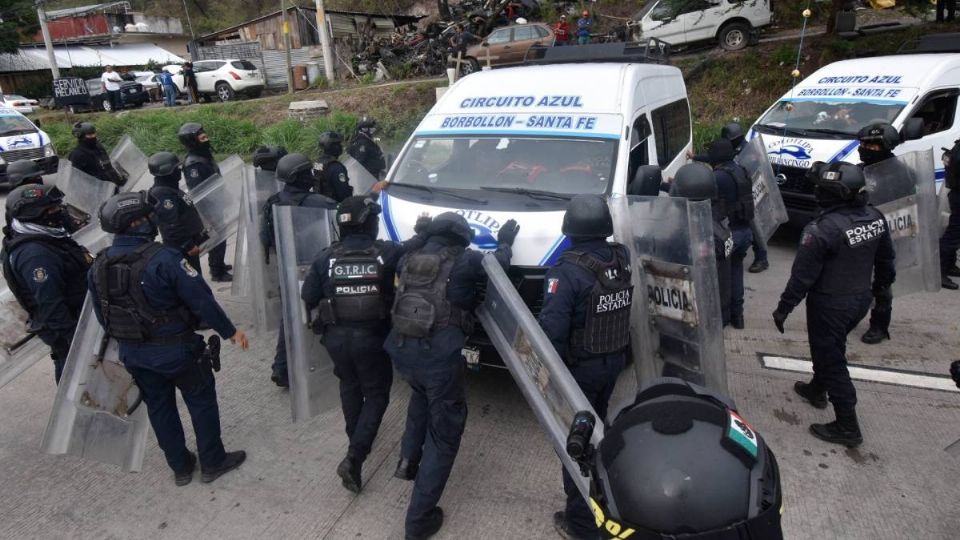 Los manifestantes son retenidos por las autoridades.