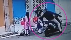 VIDEO: motociclista intenta arrebatar a una niña de los brazos de su madre en Edomex