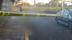 VIDEO: arrojan cuerpo de hombre en calles de Tlalnepantla, le rocían combustible y le prenden fuego