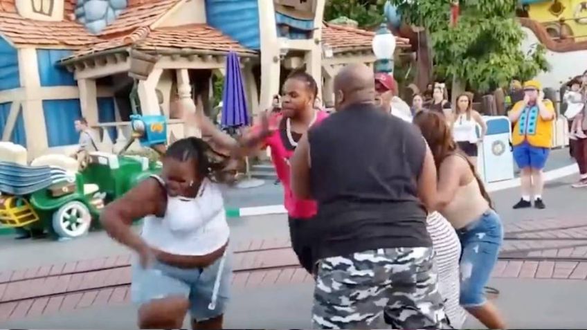 VIDEO capta brutal batalla campal en Disney World: frente sus hijos hombre golpea a papás y mamás