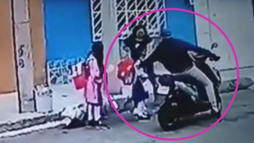 VIDEO: motociclista intenta arrebatar a una niña de los brazos de su madre en Edomex