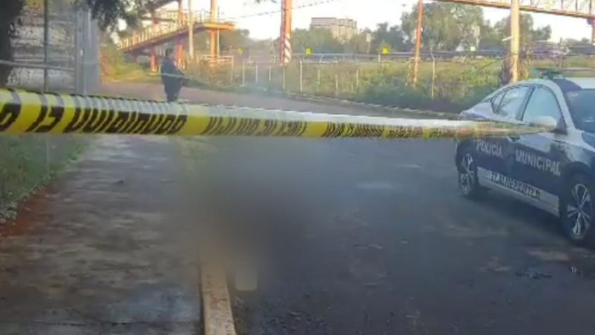 VIDEO: arrojan cuerpo de hombre en calles de Tlalnepantla, le rocían combustible y le prenden fuego