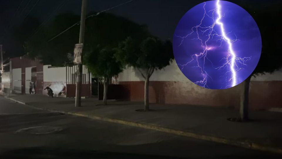 El niño jugaba futbol en plena tormenta.