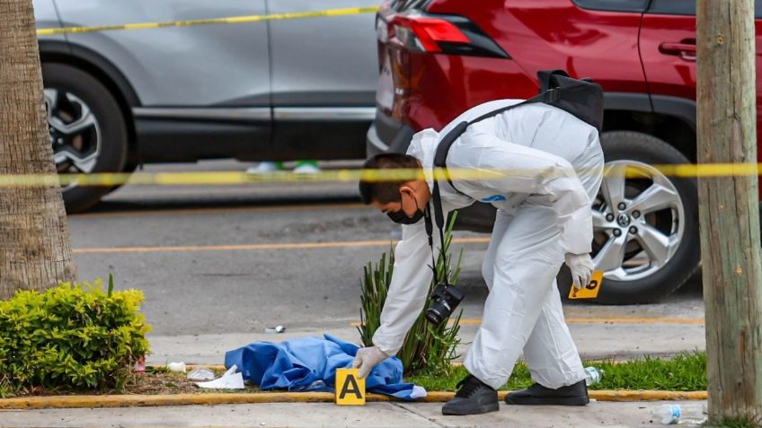 IMÁGENES FUERTES: motociclista pierde el control, choca contra un poste y muere al instante