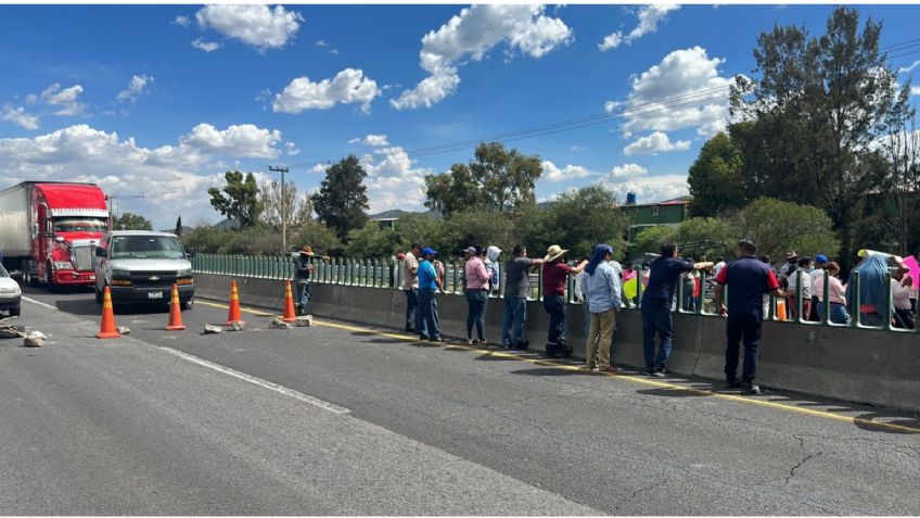 Caos por bloqueo en Circuito Exterior Mexiquense, hay fila de 15 kilómetros de autos varados